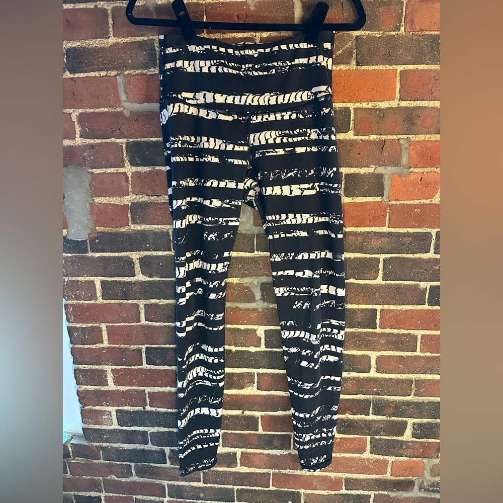Old Navy Black and White Graphic Fitness Leggings